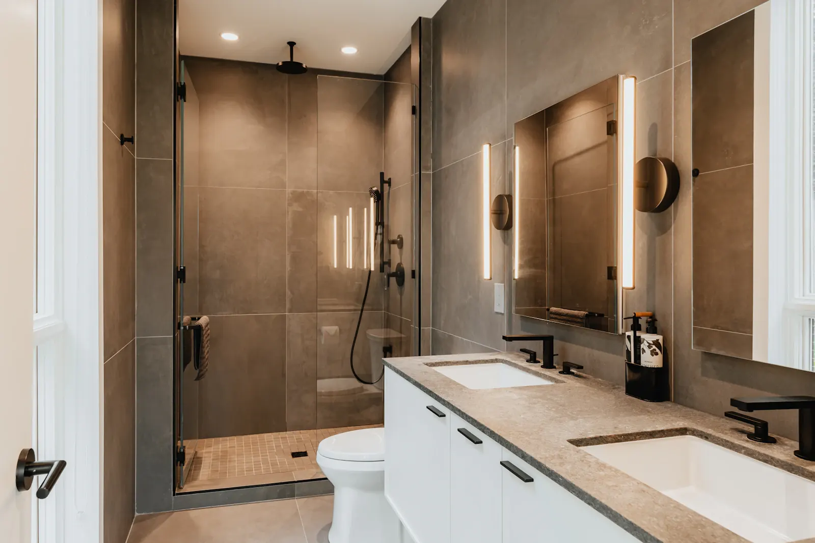 Baño reformado con ducha de obra y grifería nueva