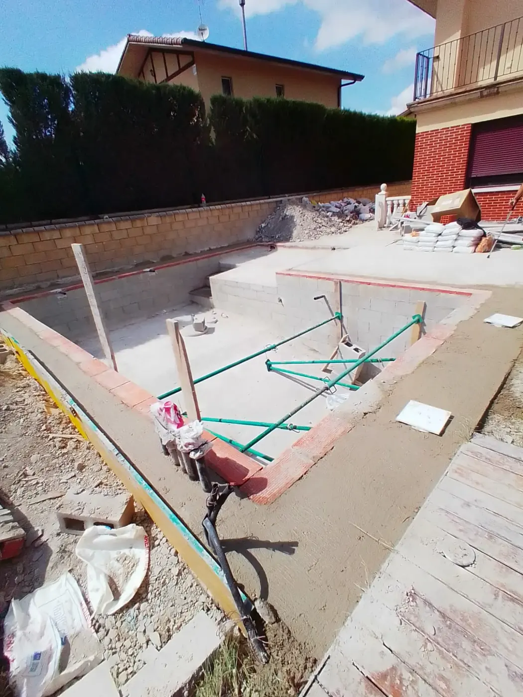Piscina en obra, vaso en ladrillo antes de forrar