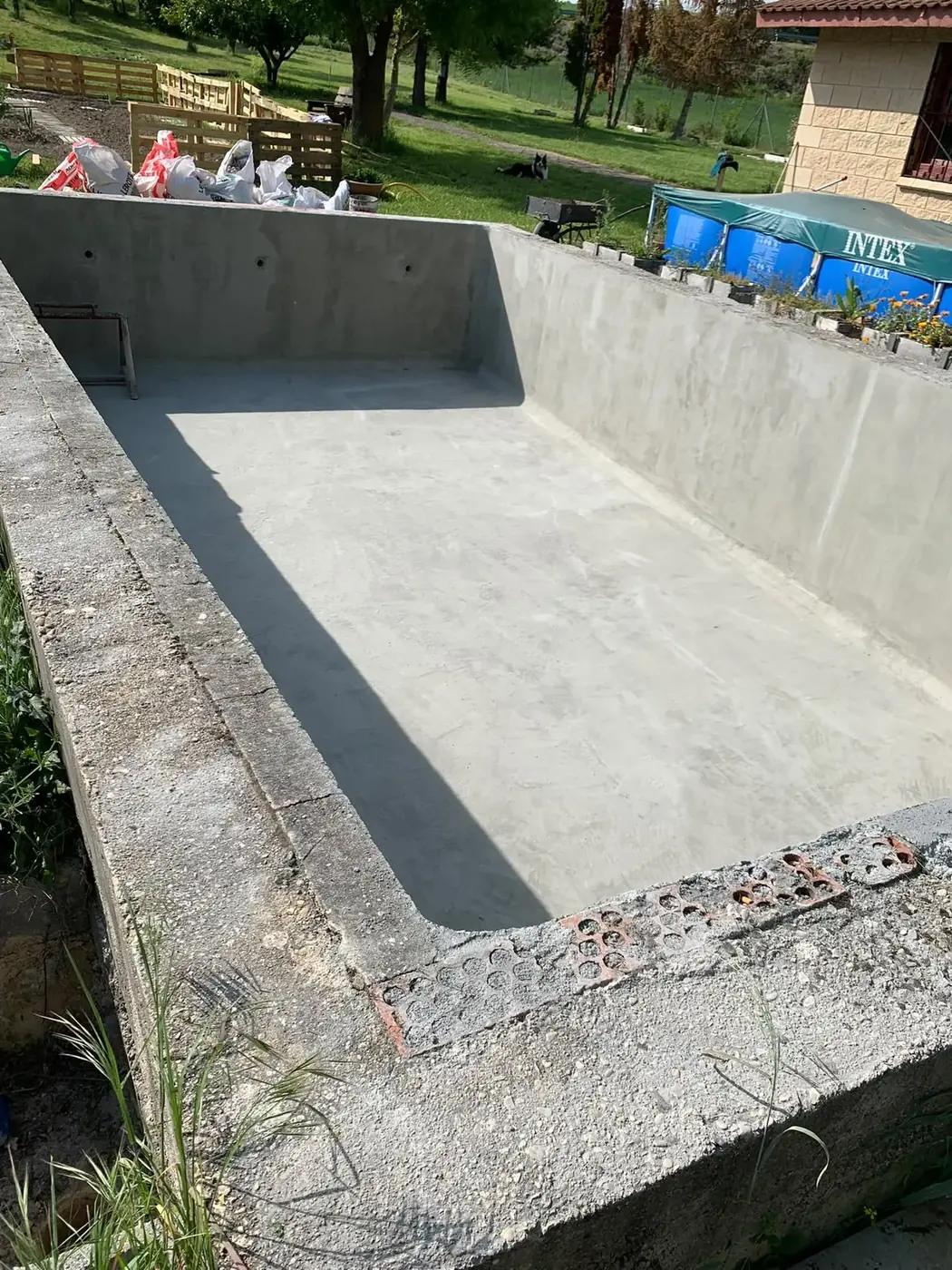 Vaso de piscina en hormigón antes del liner