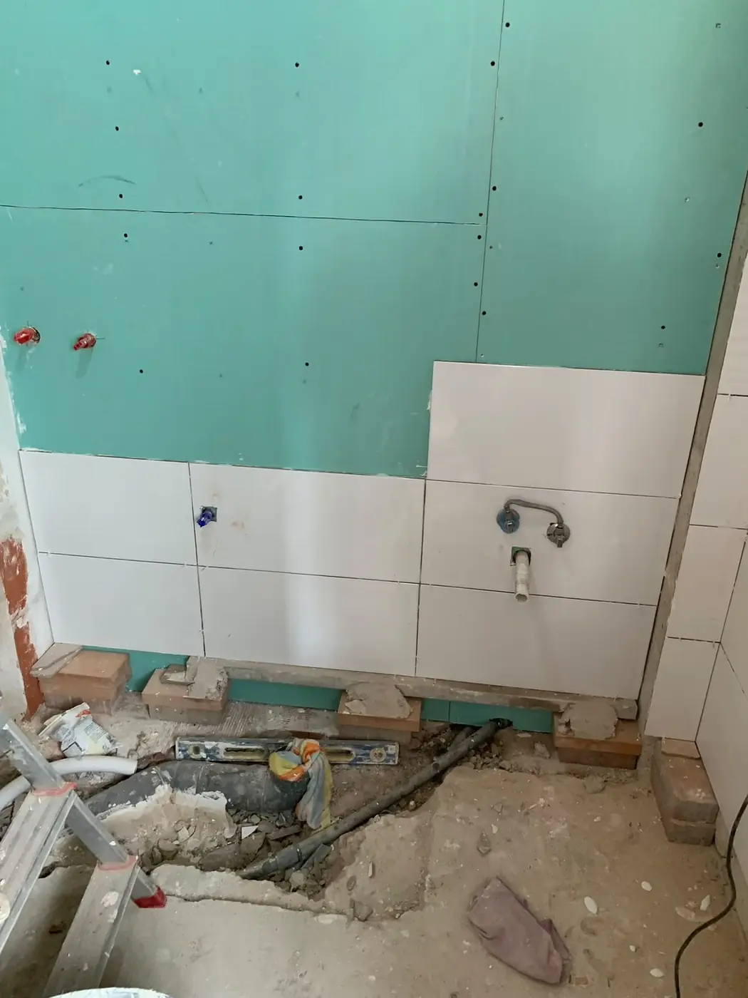 Pladur hidrófugo con alicatado blanco a medias