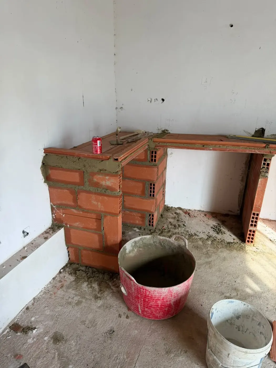 Estructura de encimera en ladrillo visto sin rematar