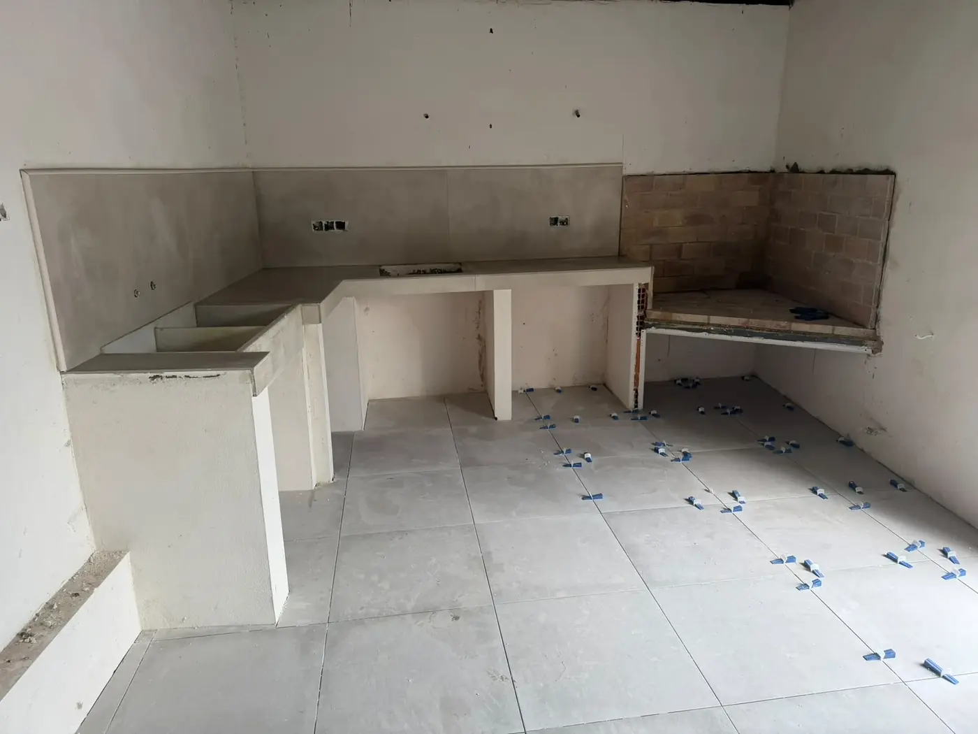 Encimera de obra en L ya enlucida y alicatada