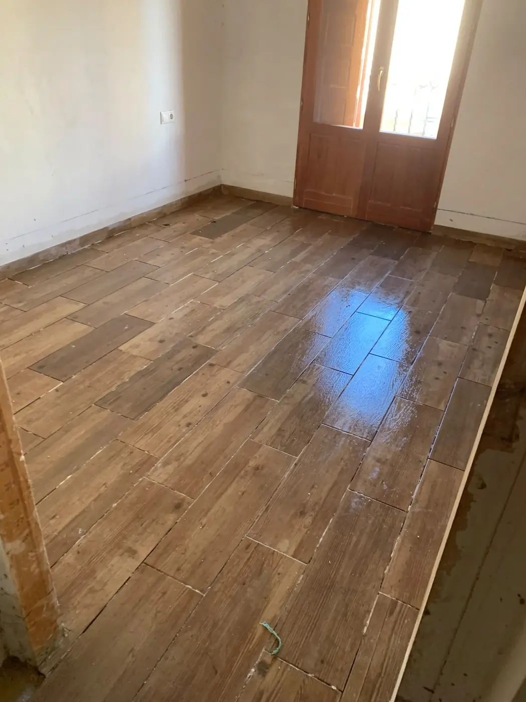 Suelo terminado con solado símil madera