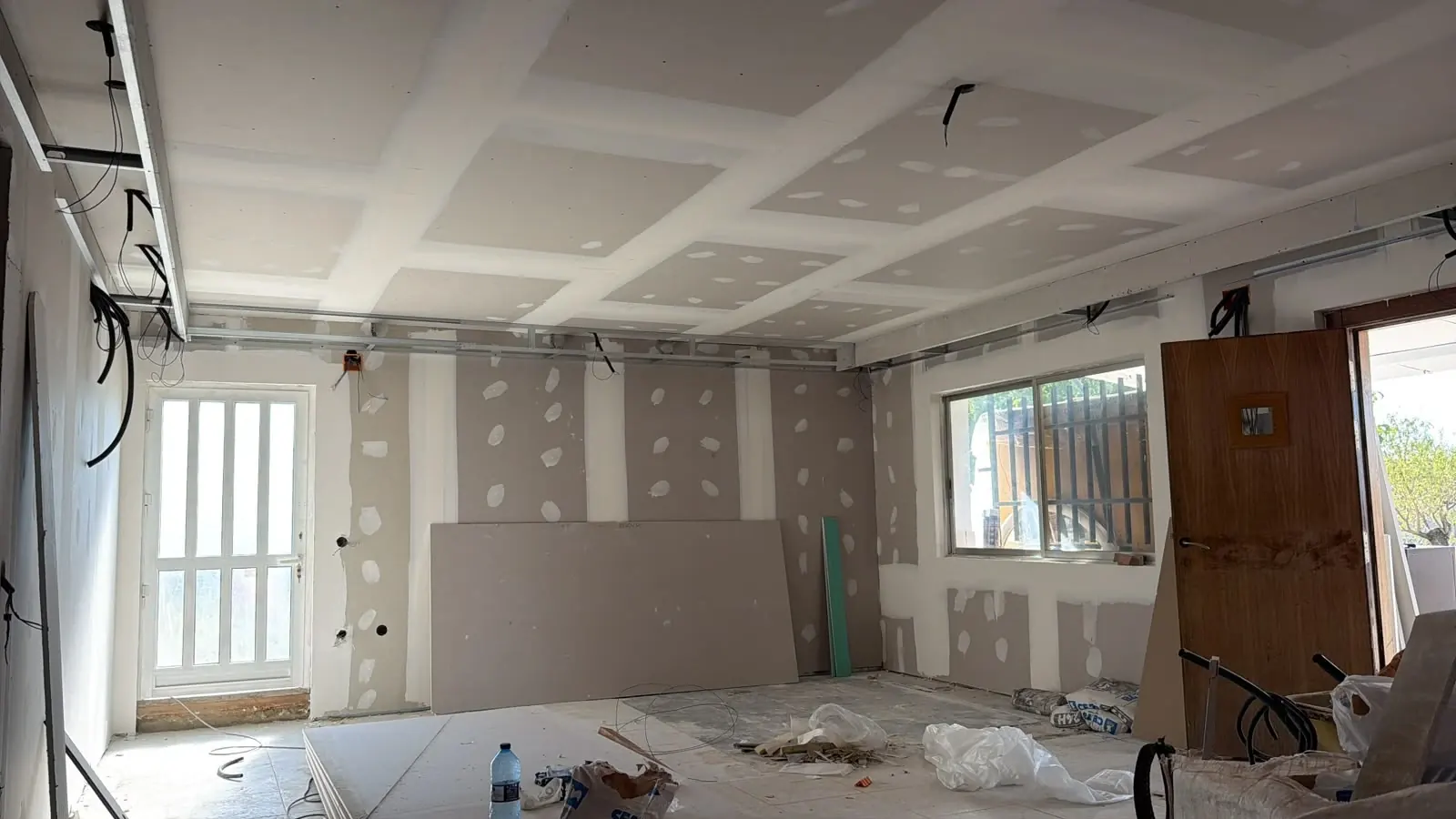 Salón con techo de casetones de pladur encintado