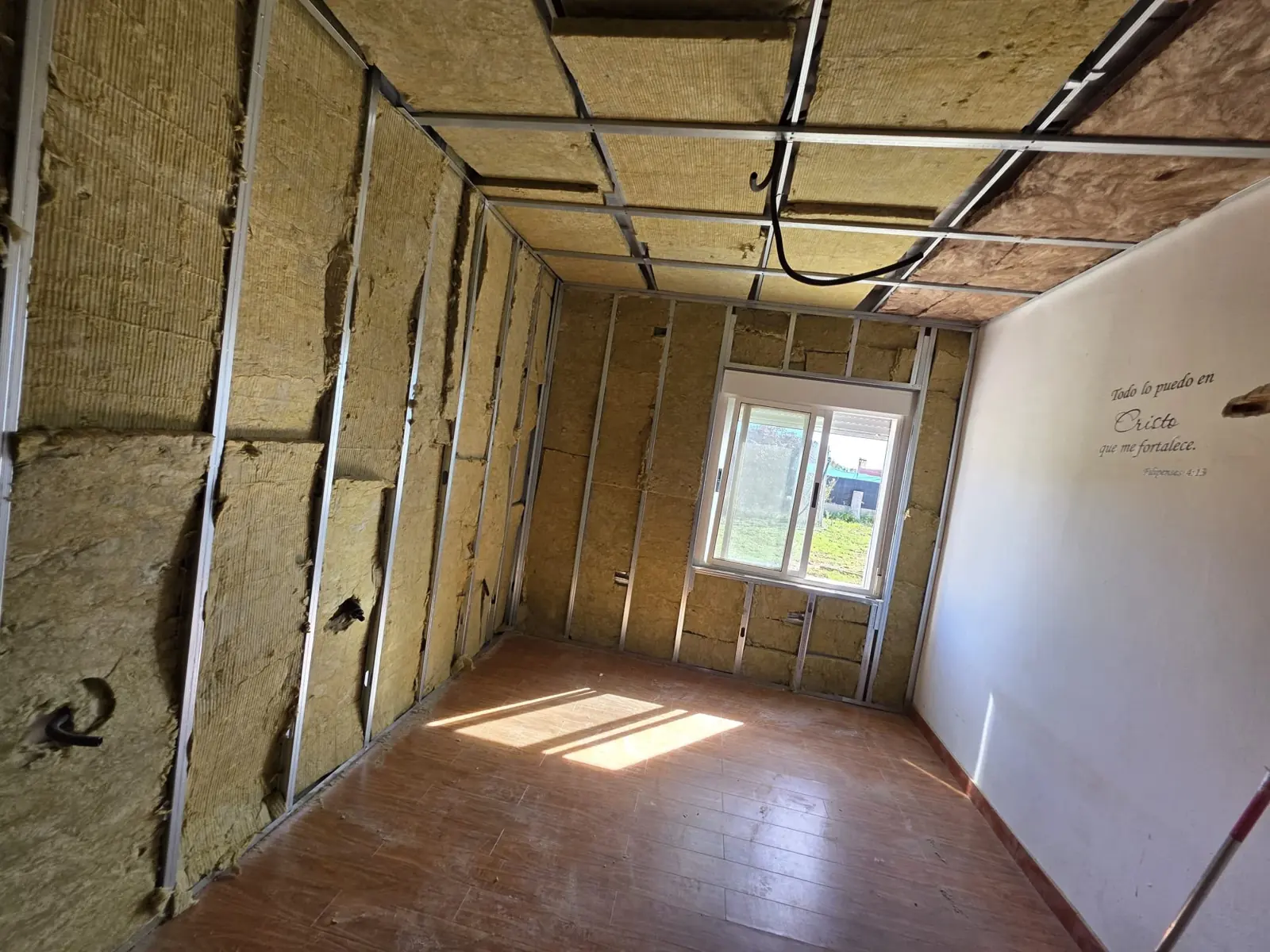 Dormitorio aislado con lana de roca