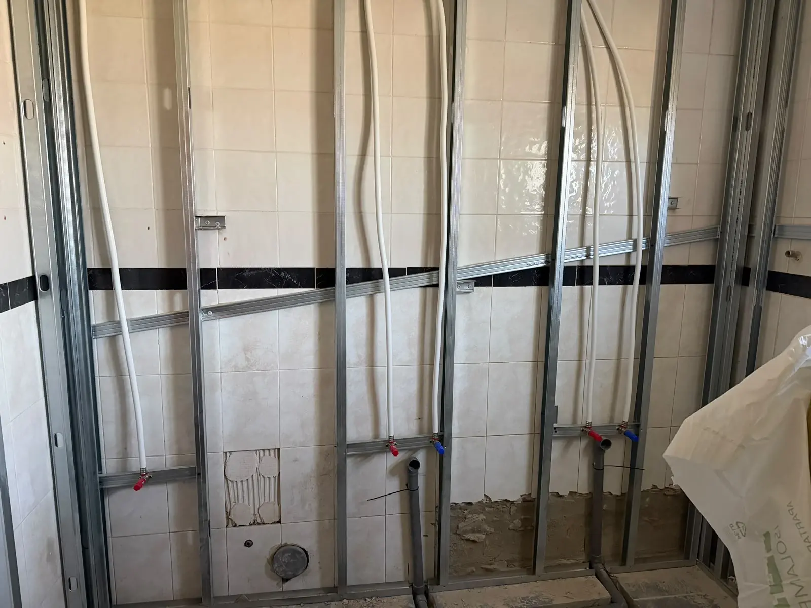 Tomas de agua empotradas en un baño